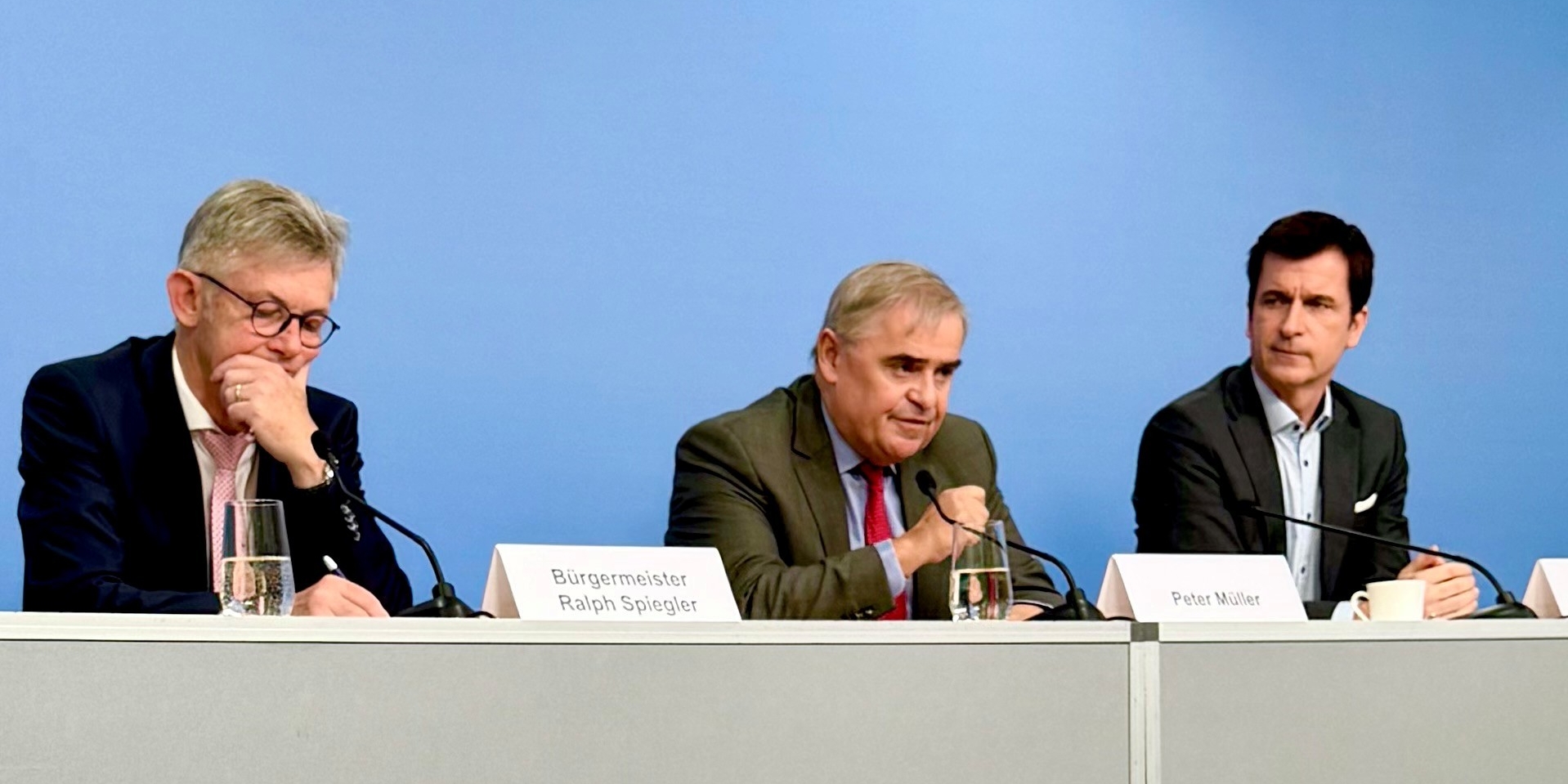 V. l. n. r.: Bürgermeister Ralph Spiegler, Präsident des DStGB, Peter Müller, ehemaliger Bundesverfassungsrichter und Ministerpräsident a. D., und Dr. André Berghegger, Hauptgeschäftsführer des DStGB.
