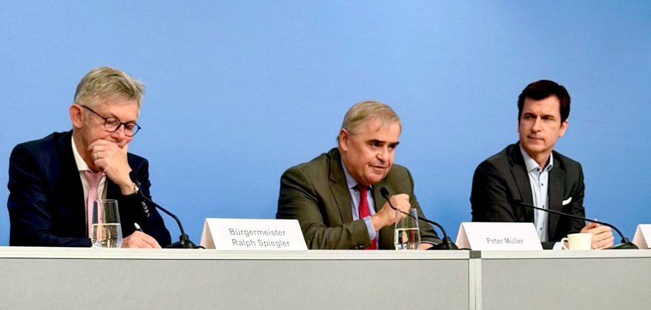 V. l. n. r.: Bürgermeister Ralph Spiegler, Präsident des DStGB, Peter Müller, ehemaliger Bundesverfassungsrichter und Ministerpräsident a. D., und Dr. André Berghegger, Hauptgeschäftsführer des DStGB. V. l. n. r.: Bürgermeister Ralph Spiegler, Präsident des DStGB, Peter Müller, ehemaliger Bundesverfassungsrichter und Ministerpräsident a. D., und Dr. André Berghegger, Hauptgeschäftsführer des DStGB.